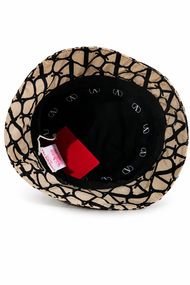 Valentino Garavani Toile Iconographe Reversible Bucket Hat – Beige & Black