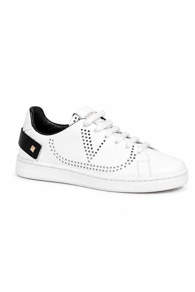 Valentino Garavani – Rote Charm-Sneaker mit Akzenten