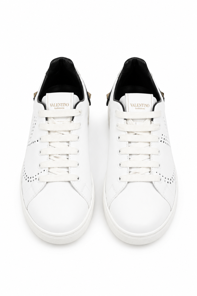 Valentino Garavani – Rote Charm-Sneaker mit Akzenten